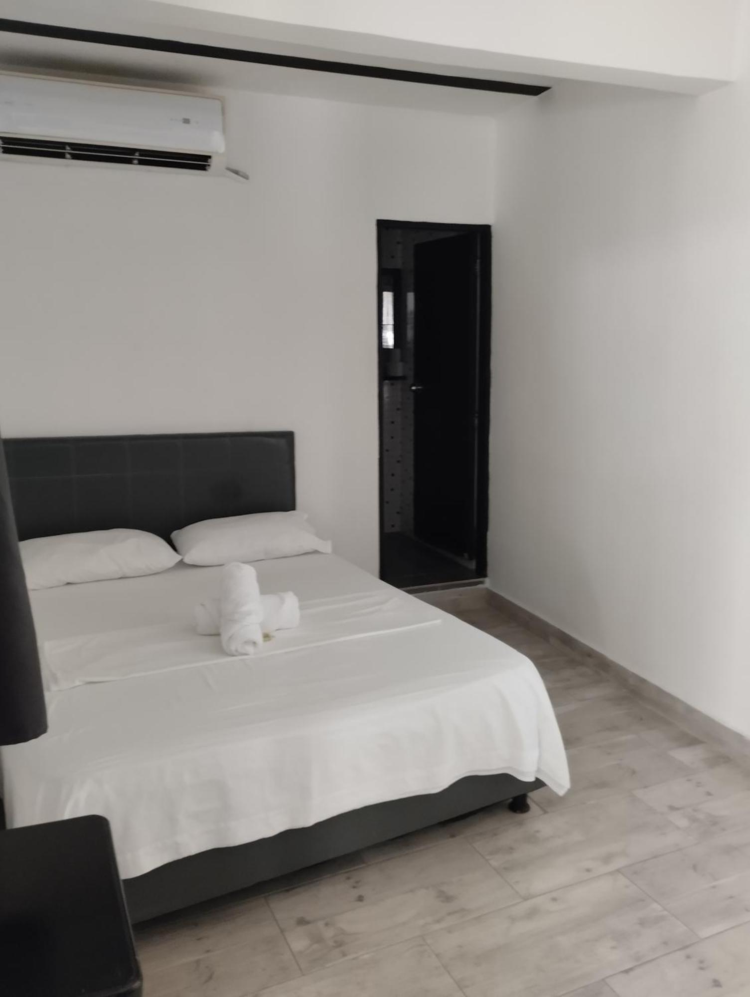 Ozzy Hotel *